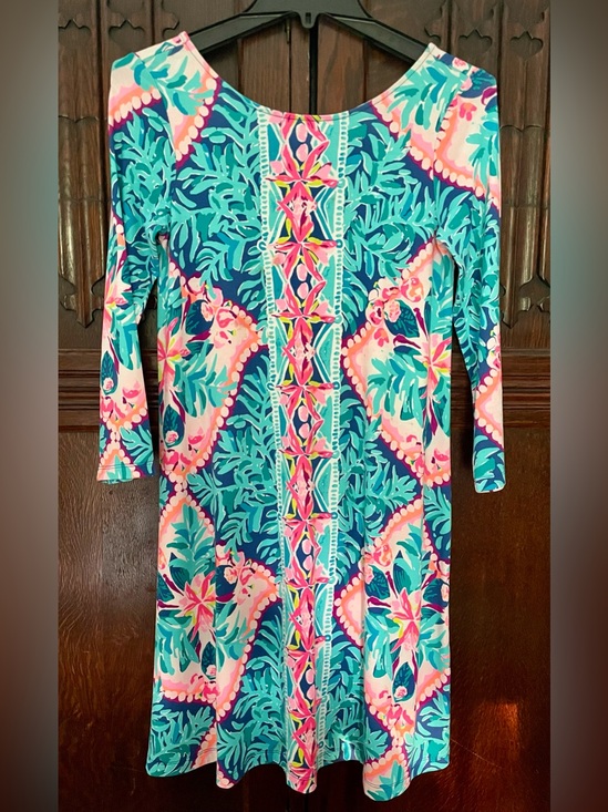 Lilly Pulitzer Dresses & Skirts - Lilly Pulitzer Floral Shift Dress with 3/4 Sleeves & Crisscross Back Size XS